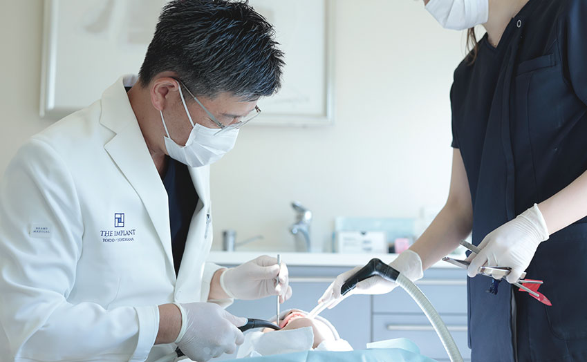 インプラントのメンテナンスは違う歯医者でも受けられる？